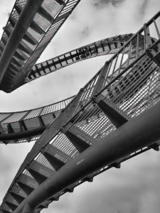 地方でのマッチングアプリ利用は将来の移住もありと書く？